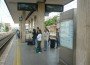 Passeggeri davanti all'orario dei treni