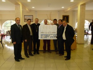 vescovo-e-sindaco-bathore-con-progetto-chiesa-foto-2 vescovo-e-sindaco-bathore-con-progetto-chiesa-foto-2-300x225