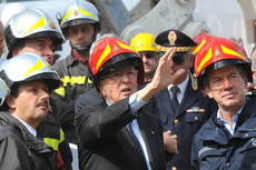 TERREMOTI:L'AQUILA; PRESIDENTE NAPOLITANO DAVANTI AI RESTI CASA