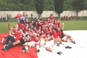 A - La Cluentina festeggia la promozione in prima categoria A - La Cluentina festeggia la promozione in prima categoria