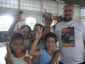 Foto padre Panichella e bambini Foto padre Panichella e bambini
