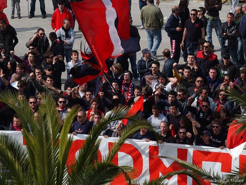 tifosi samb-cremonese fuori dallo stadio tifosi samb-cremonese fuori dallo stadio