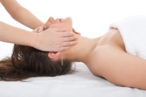 facial massage to the girl centroestetico