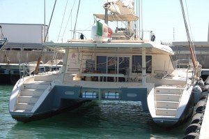 catamarano.-riparazione-eseguite-dal-cantiere-anconetani-4-300x199