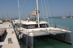 catamarano.-riparazione-eseguite-dal-cantiere-anconetani-5-300x199