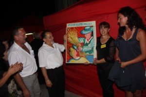 La consegna del quadro donato dalla Pro Loco di Villa Potenza D-La-consegna-del-quadro-donato-dalla-Pro-Loco-di-Villa-Potenza