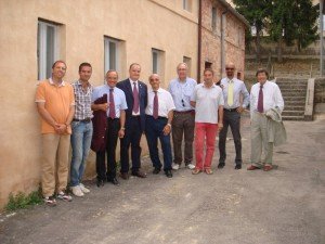 Il-gruppo-in-visita-alle-case-di-terra