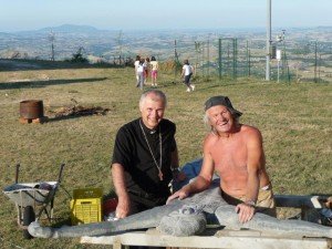 Rocchetti e il vescovo Giuliodori durante la lavorazione Il vescovo Giuliodori e Nazzareno Rocchetti