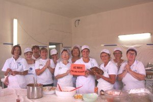 A-Le-donne-della-Pro-Loco-espongolo-il-cartello-Pie-Donne