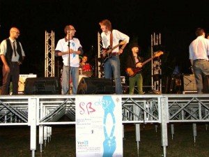Il presidente Amisb Giorgio De Mattia sul palco con i Rocko and the Rolls Il-presidente-Amisb-Giorgio-De-Mattia-sul-palco-con-i-Rocko-and-the-Rolls