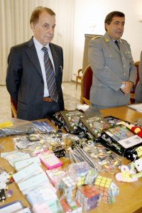 finanza_sequestro_materiale_4 finanza_sequestro_materiale_4-200x300