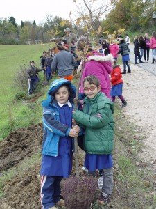 Gli alunni piantano gli alberi Gli-alunni-piantano-gli-alberi
