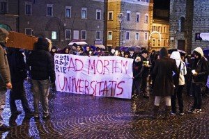 Fiaccolata_morte_universita_2 Fiaccolata_morte_universita_2-300x200