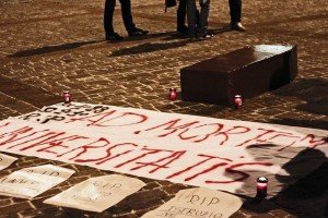 Fiaccolata_morte_universita_3 Fiaccolata_morte_universita_3-300x200