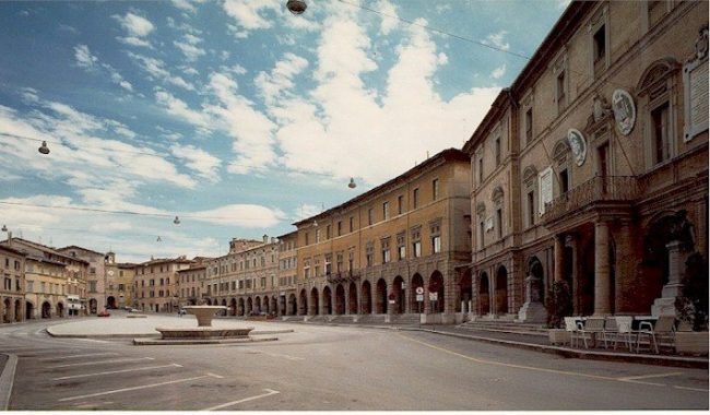 PiazzaSanSeverino-Grande