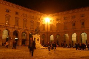 Camerino-veduta-notturna-della-piazza-col-monumento-a-Sisto-V
