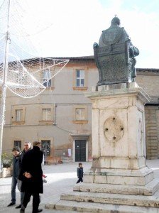 autorità-comunali-attorno-al-monumento-vert