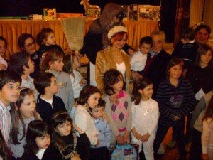 giovanni e maria battistelli in mezzo ai bambini per la befana giovanni-e-maria-battistelli-in-mezzo-ai-bambini-per-la-befana