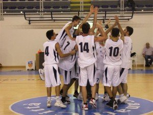 giocatori-in-festa-pallacanestro-recanati