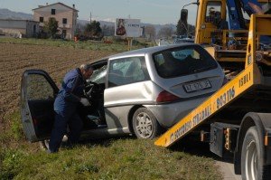 incidente strada regina 2 auto (2) incidente-strada-regina-2-auto-2-300x199