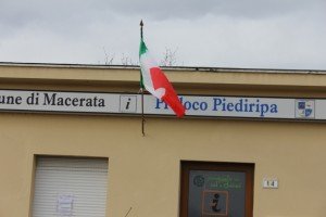 A - La bandiera italiana nella sede della Pro Loco di Piediripa A-La-bandiera-italiana-nella-sede-della-Pro-Loco-di-Piediripa