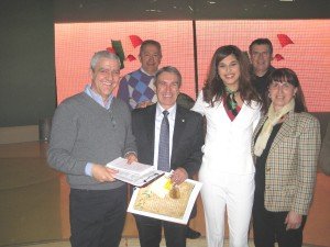 A - da sinistra il regista, Paolo, di Italia chiama Italia, il presidente Claudio Nardocci, la presentatrice Benedetta Rinaldi, Pina Roma segretaria Pro Loco Piediripa A-da-sinistra-il-regista-Paolo-di-Italia-chiama-Italia-il-presidente-Claudio-Nardocci-la-presentatrice-Benedetta-Rinaldi-Pina-Roma-segretaria-Pro-Loco-Piediripa