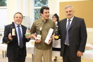 3 - Da six Pio Taccioni presidente Pro Loco Piediripa , il vice Sindaco di Issy le Molinaux e l'Assessore Canesin mostrano i prodotto tipici maceratesi 3-Da-six-Pio-Taccioni-presidente-Pro-Loco-Piediripa-il-vice-Sindaco-di-Issy-le-Molinaux-e-lAssessore-Canesin-mostrano-i-prodotto-tipici-maceratesi-300x200