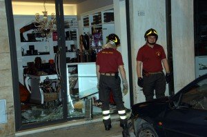 2-incidente-auto-contro-vetrina-1-300x199