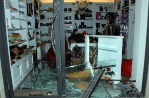 2-incidente-auto-contro-vetrina-2-300x198
