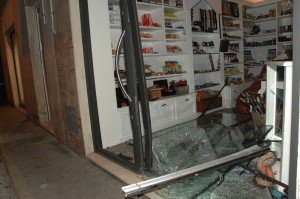 2-incidente-auto-contro-vetrina-3-300x199