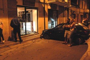 2-incidente-auto-contro-vetrina-6-300x199