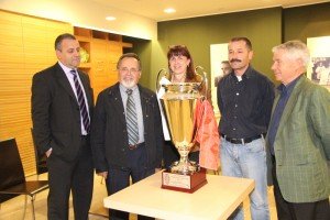 E-Gli-organizzatori-del-Marche-2011-con-lo-stato-maggiore-della-Pro-Loco-di-Piediripa-sponsor-del-torneo-300x200