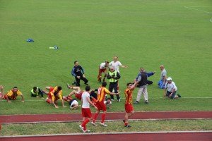 A-Giocatori-della-Cagliese-sotto-la-curva