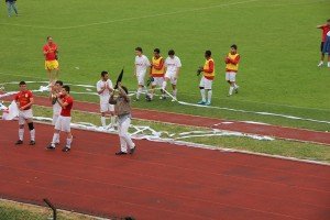B-Il-presidente-Andrea-Savoretti-ed-i-giocatori-del-PPotenza-Picena-sotto-la-curva-al-tremine-della-gara