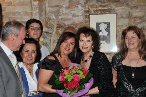 Claudia cardinale riceve l'omaggio floreale da Valeria Marinozzi Claudia-cardinale-riceve-lomaggio-floreale-da-Valeria-Marinozzi
