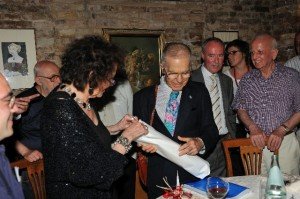 Tino Avelli consegna il dipinto alla Cardinale Tino-Avelli-consegna-il-dipinto-alla-Cardinale