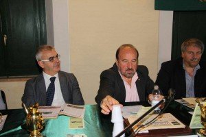 2 - Da six il Sindaco di Macerata Romano Carancini, il moderatore del convegno Silvano Ramadori, assessore provincia Macerata Leonardo Lippi (1) 2-Da-six-il-Sindaco-di-Macerata-Romano-Carancini-il-moderatore-del-convegno-Silvano-Ramadori-assessore-provincia-Macerata-Leonardo-Lippi-1-300x200