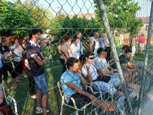 Pubblico che assiste attento alla partita Pubblico-che-assiste-attento-alla-partita