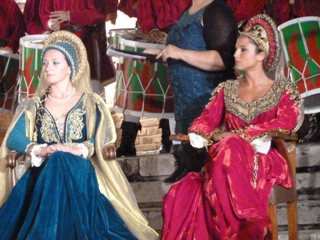 le due Dame finaliste Giulia Gelsomini e Manuela Salvi con il Gruppo dei tamburini di Corridonia