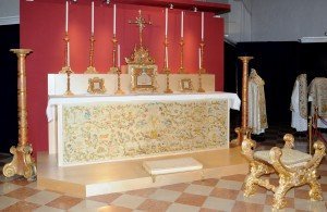 Altare-con-candelieri-e-crocifisso-in-corallo