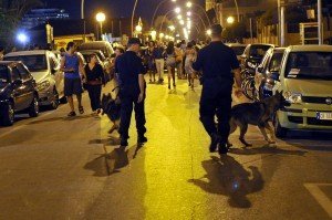 invasa la strada x balli di ferragosto interviene polizia cc.con cani antidroga (1) invasa-la-strada-x-balli-di-ferragosto-interviene-polizia-cc.con-cani-antidroga-1-300x199