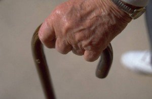 258822_anziano-mano-300x196
