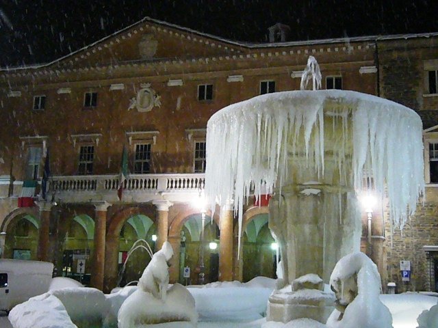 Neve6feb-Piazza-Mattei-Matelica-Anna-Maria-e-Simone