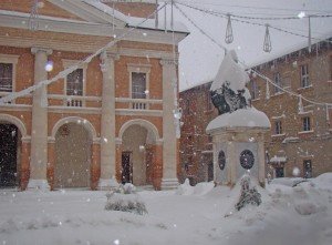 Piazza-Cavour-Cmaerino_santacchi_neve
