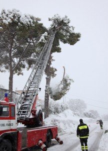 civitanova_copyright-Luigi-Gasparroni_neve_vigili_fuoco-1-216x300