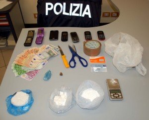 Droga-e-altri-oggetti-sequestrati