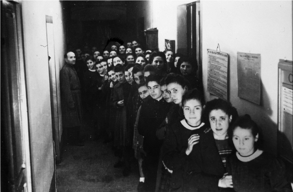 Gabrielli-ragazze-in-attesa-per-lassunzione