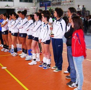 La-squadra-con-la-coppa-per-il-secondo-piazzamento
