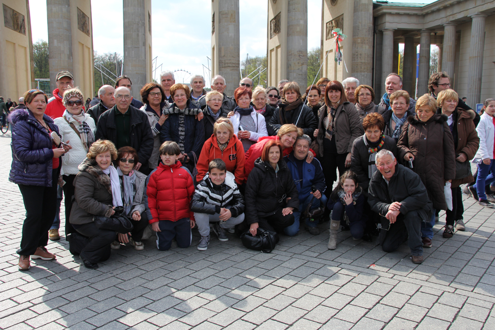 B - Il gruppo della Pro Loco davanti alla porta di Brandeburgo B-Il-gruppo-della-Pro-Loco-davanti-alla-porta-di-Brandeburgo