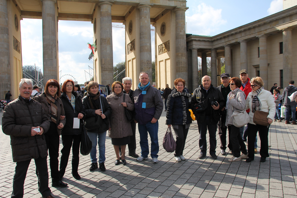 C - Alcuni partecipanti alla gita turistico-culturale a Berlino posano davanti alla porta di Brandeburgo C-Alcuni-partecipanti-alla-gita-turistico-culturale-a-Berlino-posano-davanti-alla-porta-di-Brandeburgo